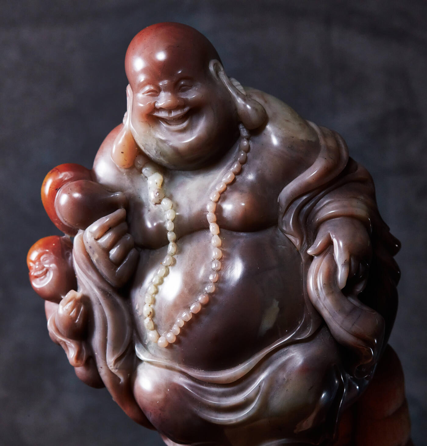 【俄甄集藏】马年新春第一拍 2026年(048)02-25星期三 晚 19:30 全场包邮 精美老挝石弥勒佛摆件（产地老挝），高：130mm，宽：110mm，厚：50mm，重量：834克，雕工精美，质地温润，带锦盒