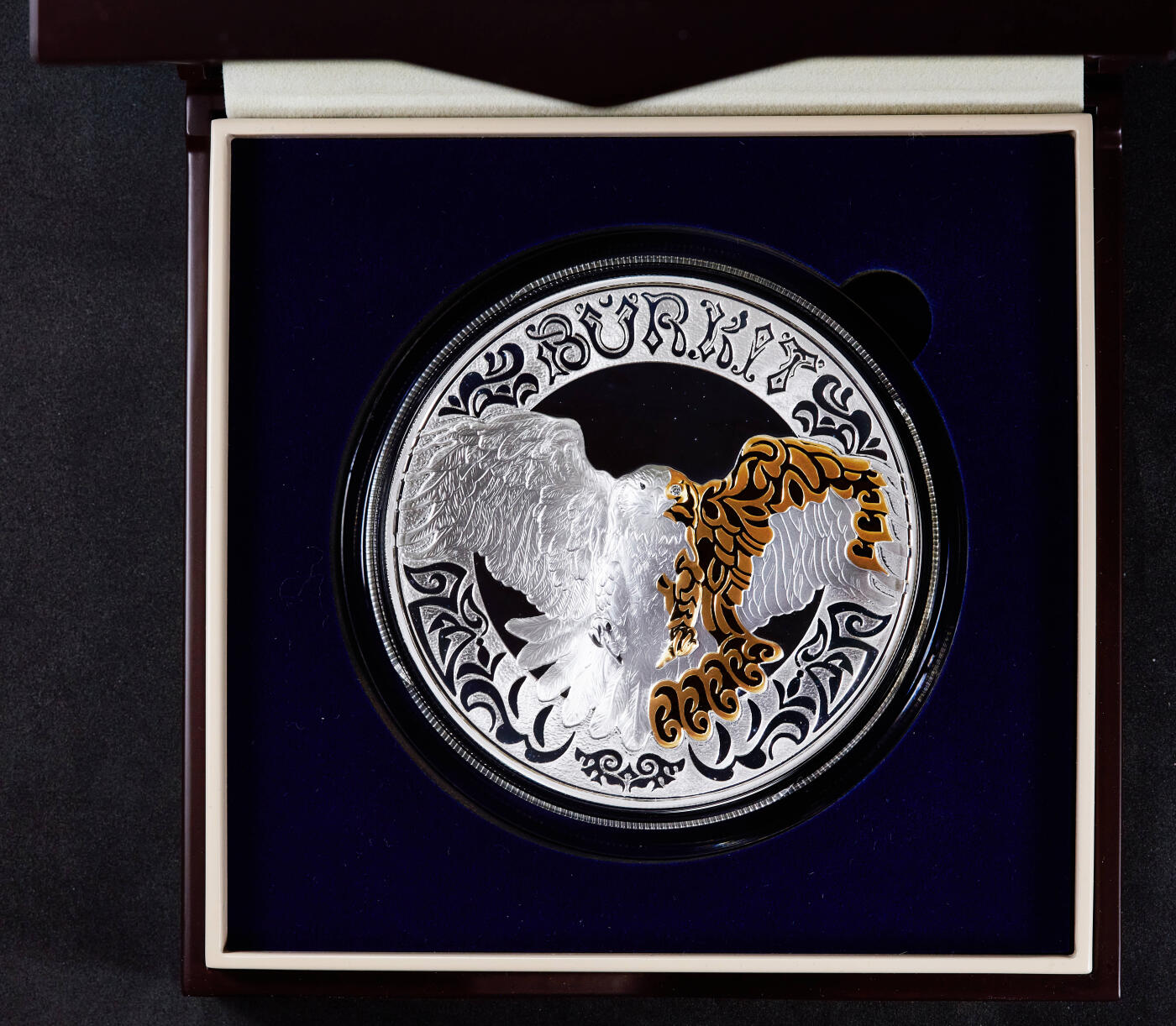 【俄甄集藏】马年新春第一拍 2026年(048)02-25星期三 晚 19:30 全场包邮 哈萨克斯坦2022年游牧民族宝藏-布尔库特狩猎金雕5000坚戈25盎司镶金、钻石精制超大银币，原盒证，银重777.5克，含银量925；金重0.1克，999金；钻石直径：2mm，发行量500枚，设计精美