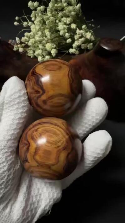 零元拍：  对眼海南黄花梨超大手球一对，尺寸：50MM