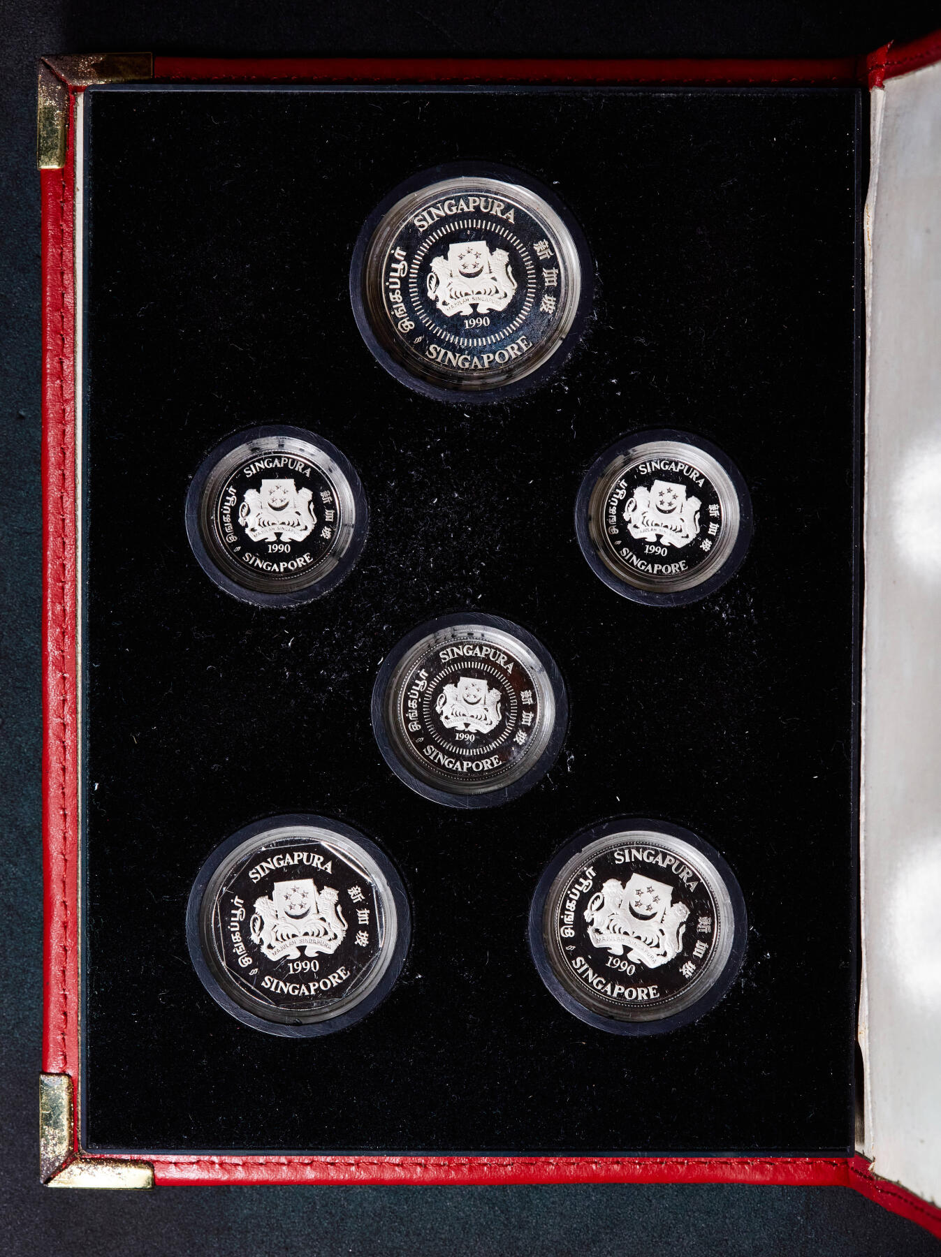 【俄甄集藏】马年新春第一拍 2026年(048)02-25星期三 晚 19:30 全场包邮 新加坡1990年1分-1元6枚精制全银封装套币，原盒证，总重：28.71克，925银，发行量15000套