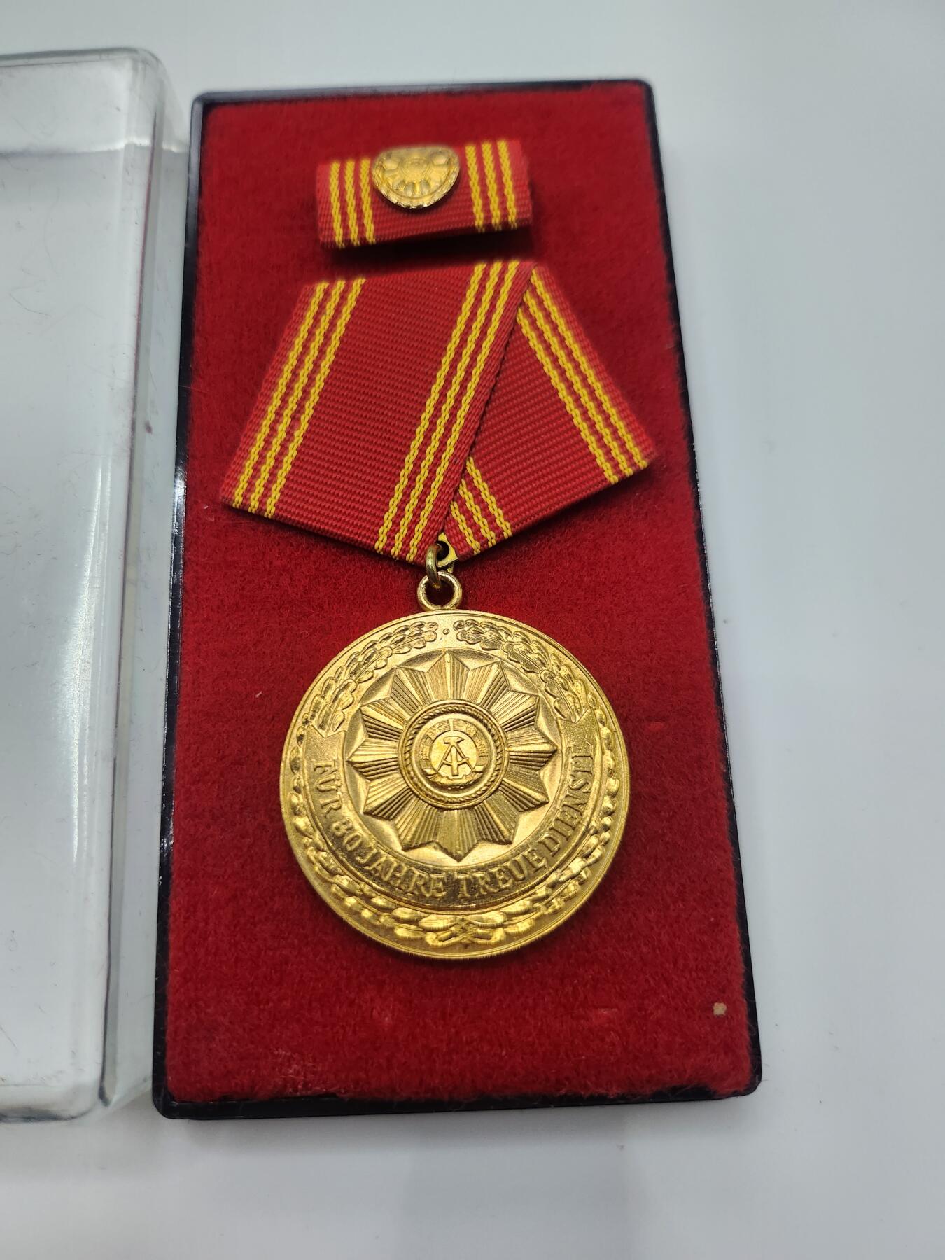 南水社第二次拍卖 民主德国内务部30年忠诚服役金质奖章 完好品相 带盒略