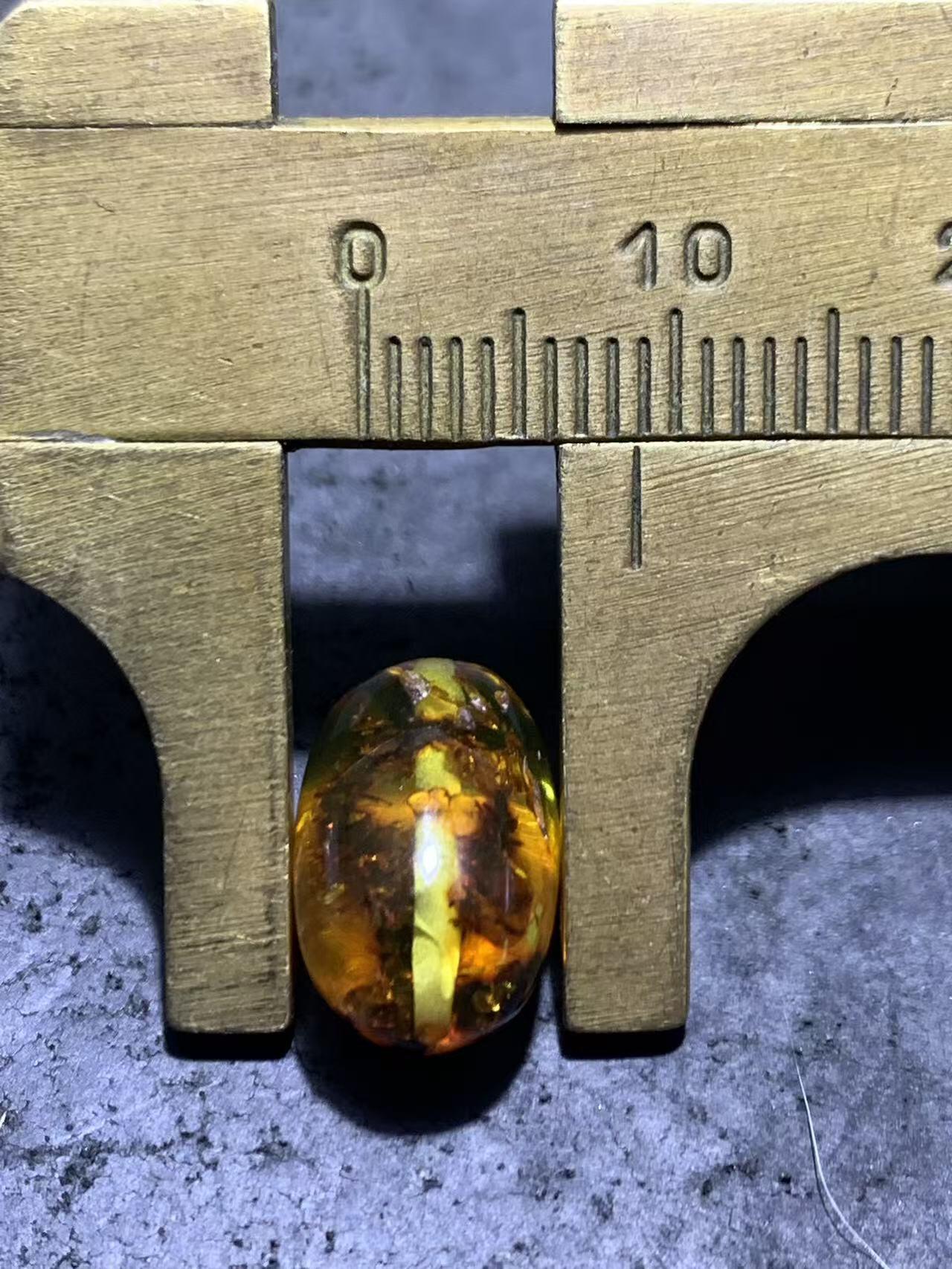 乌克兰花珀通货枣形桶珠一个，