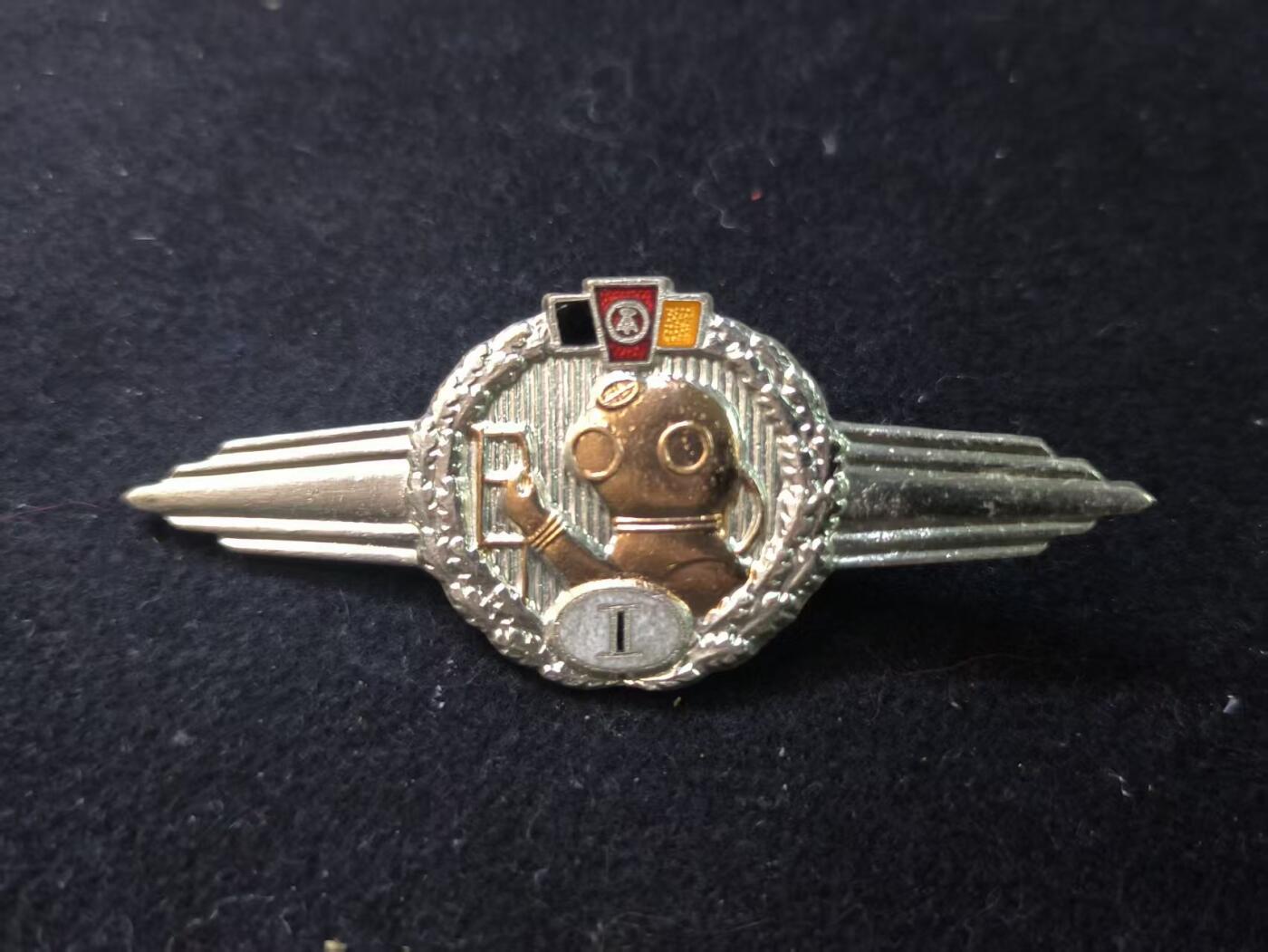 （店主清仓 大量自藏 制服徽章盛宴）罗岚⭐爱藏⭐甄选专拍第五场-分享拍场赚佣（实体经营） 民主德国人民军海军一级潜艇技能章 珐琅转轮版本美品