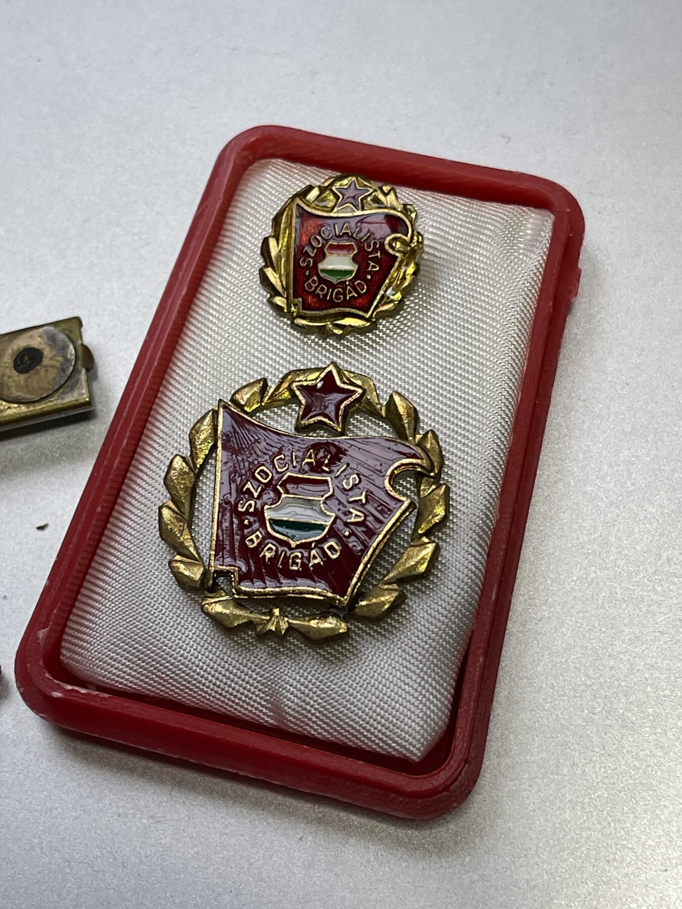 红色匈牙利华约时期原版金级建设旅劳模劳动模范国旗徽章略章（可交换朝鲜章）