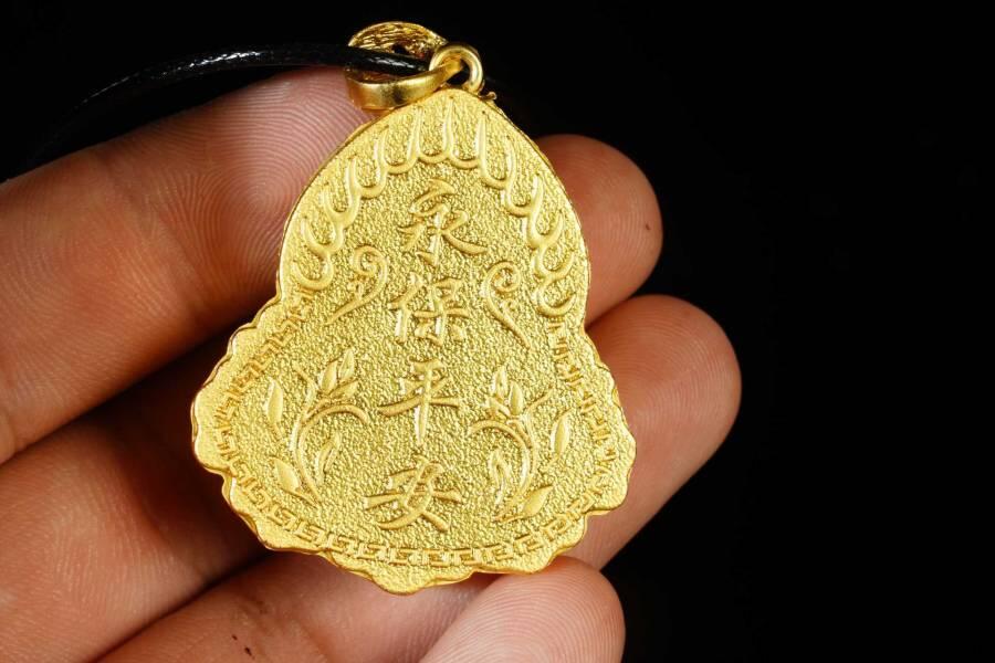 上海都达杂项专场十八（全场包邮） 天然镀金佛公嵌和田玉蛋面挂件 附鉴定证书