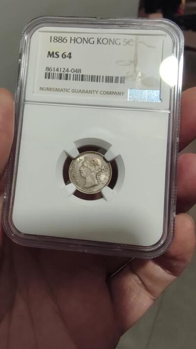 修遠堂世界钱币第103期 NGC MS64 1886年香港五仙银币，纸袋包浆，SBP63分成交价840美金