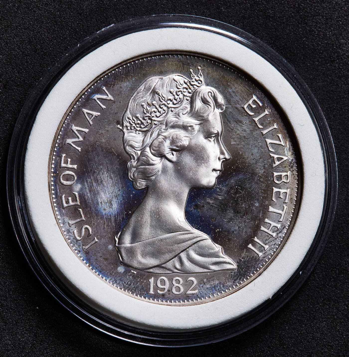 【俄甄集藏】马年新春第一拍 2026年(048)02-25星期三 晚 19:30 全场包邮 英属马恩1982年纪念西班牙世界杯1克朗精制大银币，卡装，重28.28克，925银，发行量15000枚，币有氧化