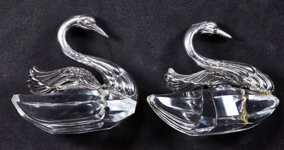 【俄甄集藏】马年新春第一拍 2026年(048)02-25星期三 晚 19:30 全场包邮 - 日本1950年代出口版天鹅造型银质人造水晶调料罐两只一对，长：75mm，高：65mm，总重量：165.53克，赠送2支欧洲银勺