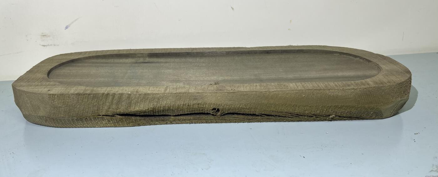 零元拍：NO.40爆满金丝乌木金丝楠 茶盘无需打磨就已经金光闪闪。满金丝药香，尺寸约：40.5/15.5/4CM。底部裂纹等木料干燥后再进行修整打磨。