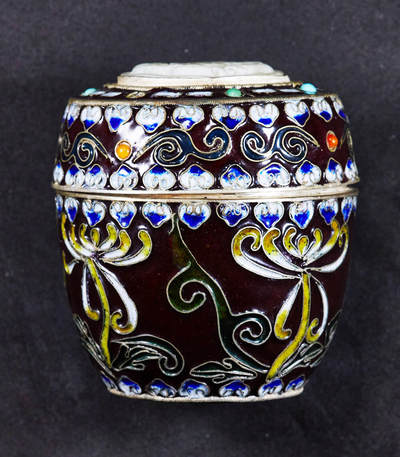 【俄甄集藏】马年新春第一拍 2026年(048)02-25星期三 晚 19:30 全场包邮 - 日本大正时期仿中国清代珐琅彩和田玉镶嵌银胎古董茶叶罐，高：72mm，宽：68mm，重量：159.41克