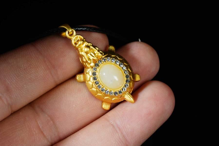 上海都达杂项专场十八（全场包邮） 天然镀金龙龟嵌和田玉蛋面挂件 附鉴定证书