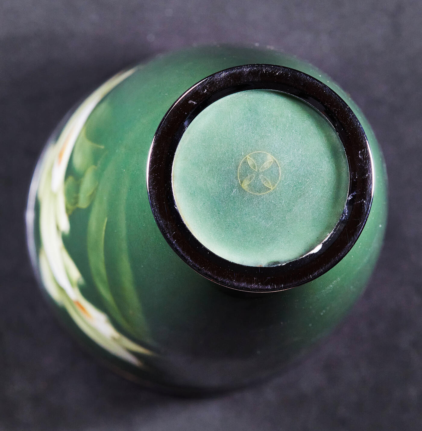 【俄甄集藏】马年新春第一拍 2026年(048)02-25星期三 晚 19:30 全场包邮 日本1960年代著名安滕七宝烧工坊作品绿釉兰花款式铜胎无线珐琅工艺花瓶，高：213mm，杯口直径：103mm，重量：764克