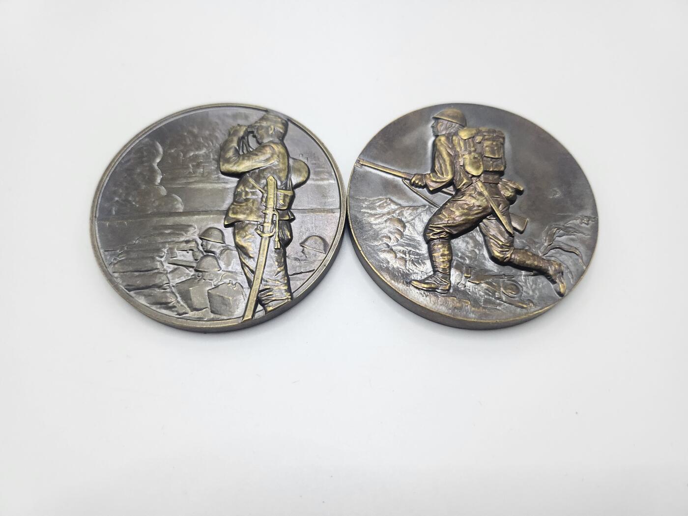 南水社第二次拍卖 日本七七事变纪念章牌一对（海军版陆军版）战后民造版本