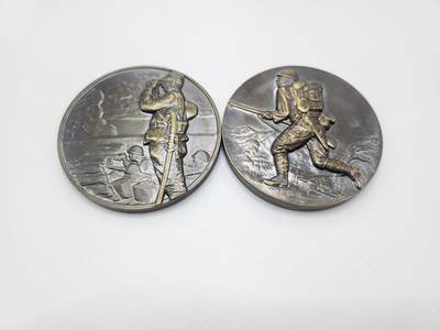 南水社第二次拍卖 日本七七事变纪念章牌一对（海军版陆军版）战后民造版本