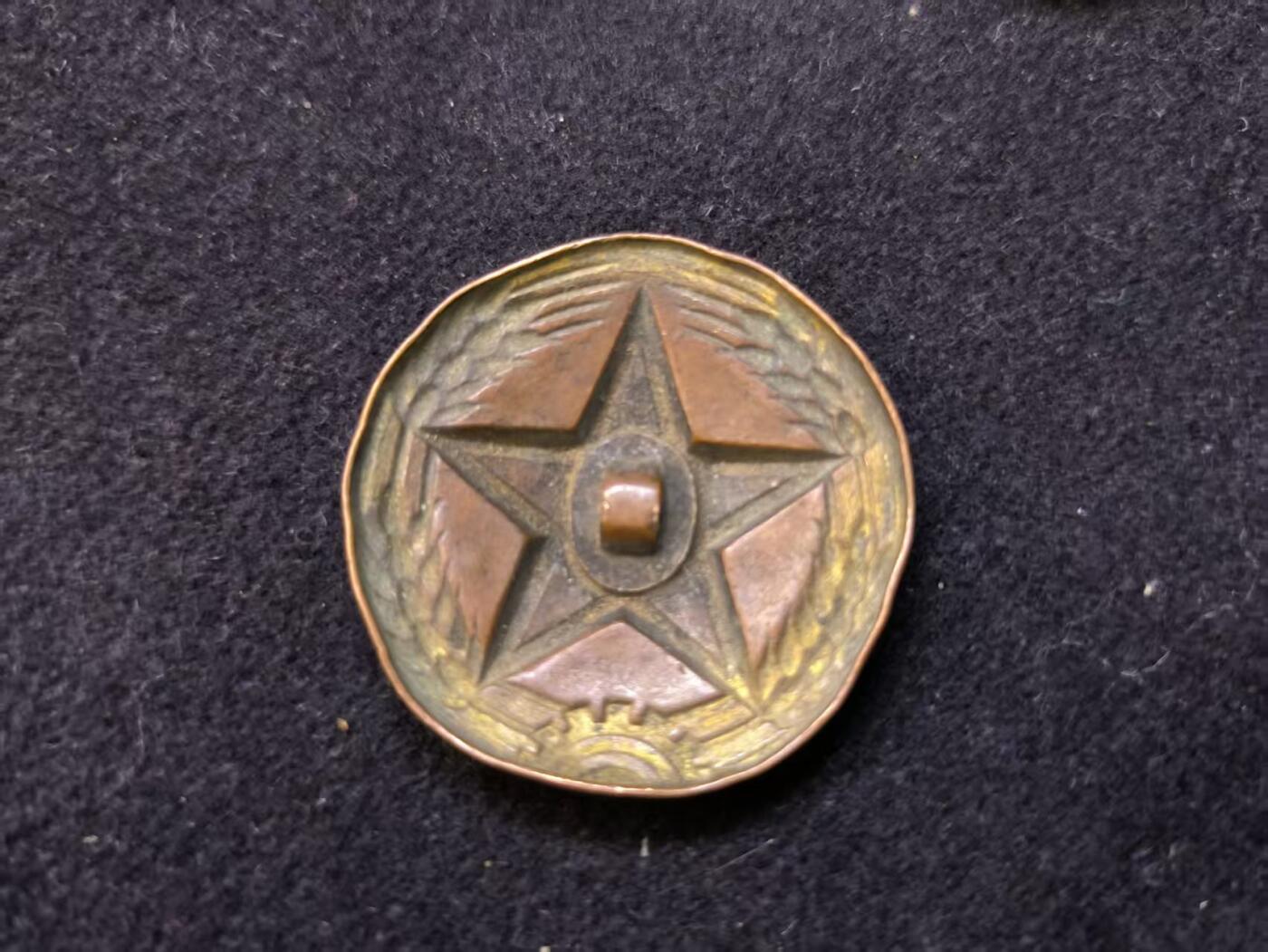 （店主清仓 大量自藏 制服徽章盛宴）罗岚⭐爱藏⭐甄选专拍第五场-分享拍场赚佣（实体经营） su-M55式陆铜鎏金帽徽