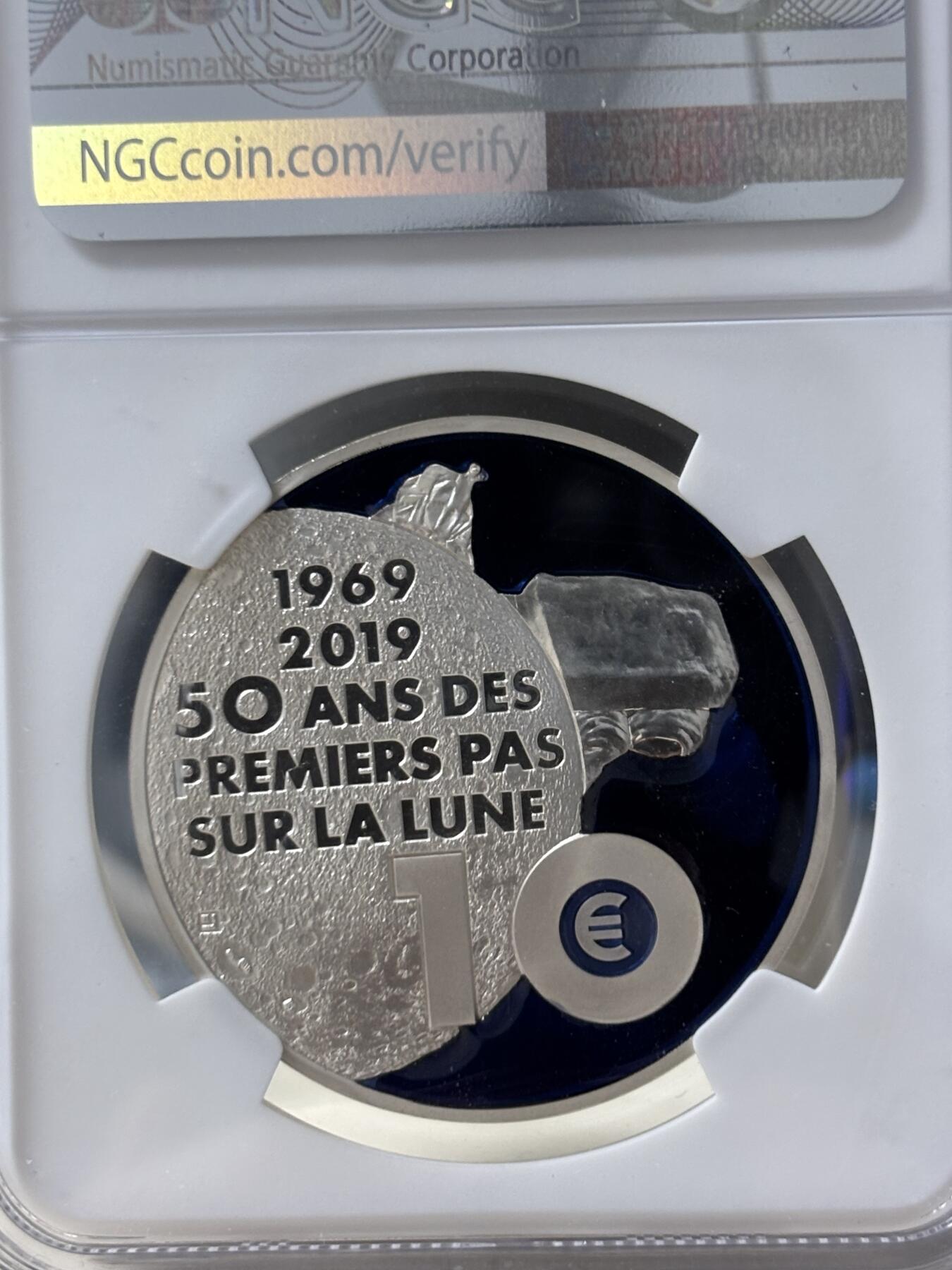 第190期拍卖 法国2019年人类登月50周年镶特殊物质银币NGC-PF70，900银+特殊彩色物质，17.3+17.9克，发行5000枚
