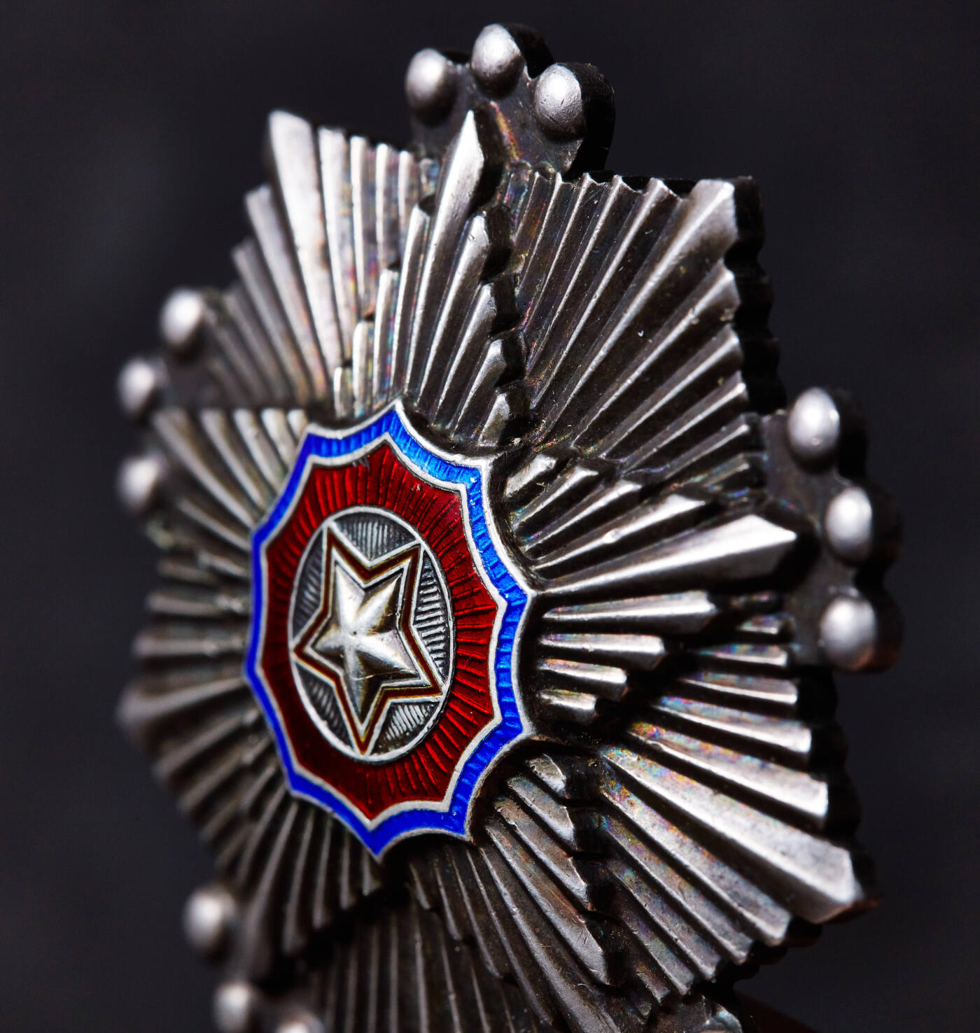 【俄甄集藏】马年新春第一拍 2026年(048)02-25星期三 晚 19:30 全场包邮 朝鲜三级国旗勋章，银质局部珐琅，大轮版，68013号，直径：50mm，重量：45.73克，保存完好，包浆亮眼