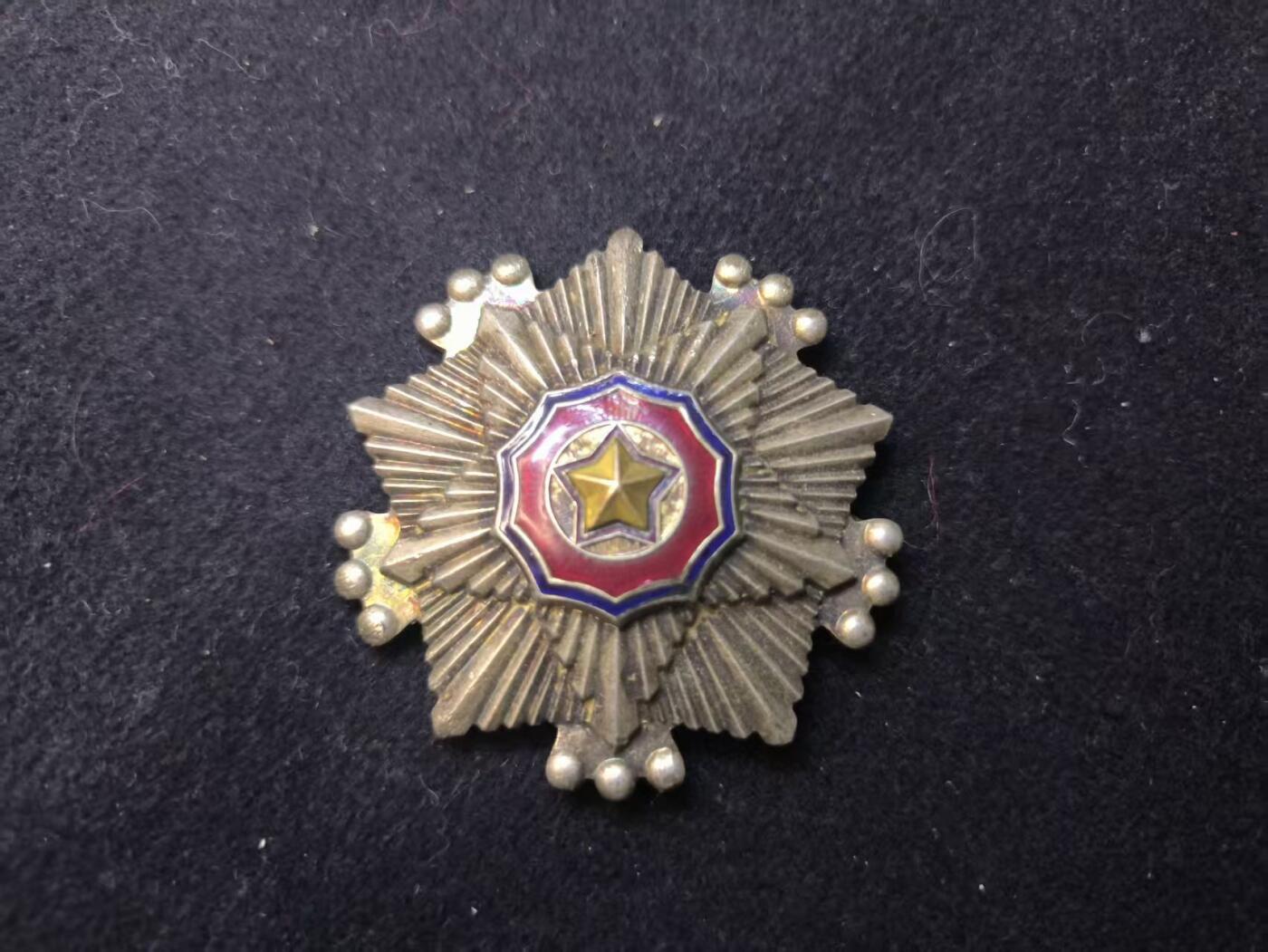 （店主清仓 大量自藏 制服徽章盛宴）罗岚⭐爱藏⭐甄选专拍第五场-分享拍场赚佣（实体经营） 朝鲜人民民主主义共和国 三级国旗勋章 早期编号版本  包浆非常漂亮神似转轮章