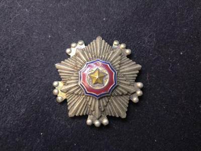 （店主清仓 大量自藏 制服徽章盛宴）罗岚⭐爱藏⭐甄选专拍第五场-分享拍场赚佣（实体经营） - 朝鲜人民民主主义共和国 三级国旗勋章 早期编号版本  包浆非常漂亮神似转轮章