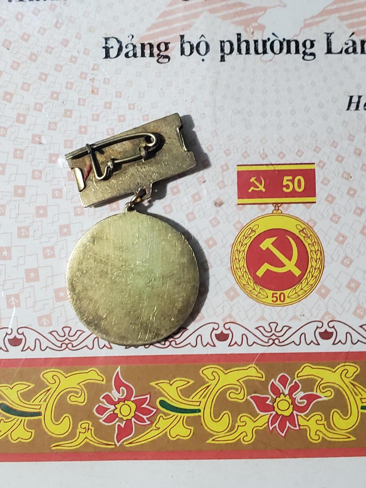 韵星假日军品类拍卖第三十九期暨默多克中校夫妇专场 -- Rimey Holidays Militaria Auction 39 & The Modoks Collection  越南社会主义共和国老干部裴廷宜光荣在党五十年奖章带大证书（带框） 证书少见原配框 奖章为早期铜珐琅版本 品相好