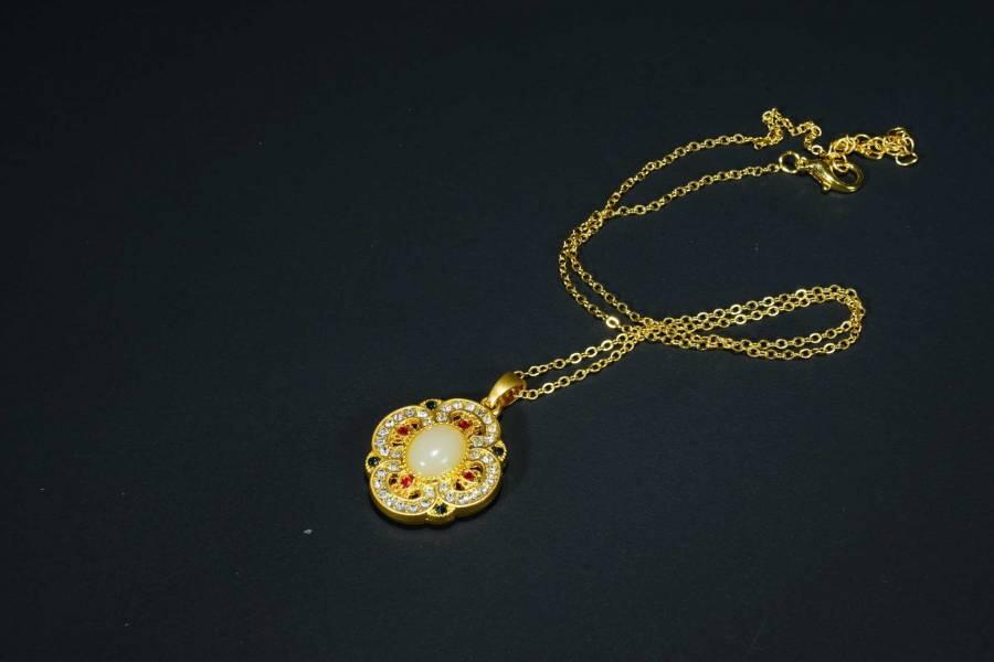 上海都达杂项专场十八（全场包邮） 天然 和田玉蛋面四叶草挂件 附鉴定证书