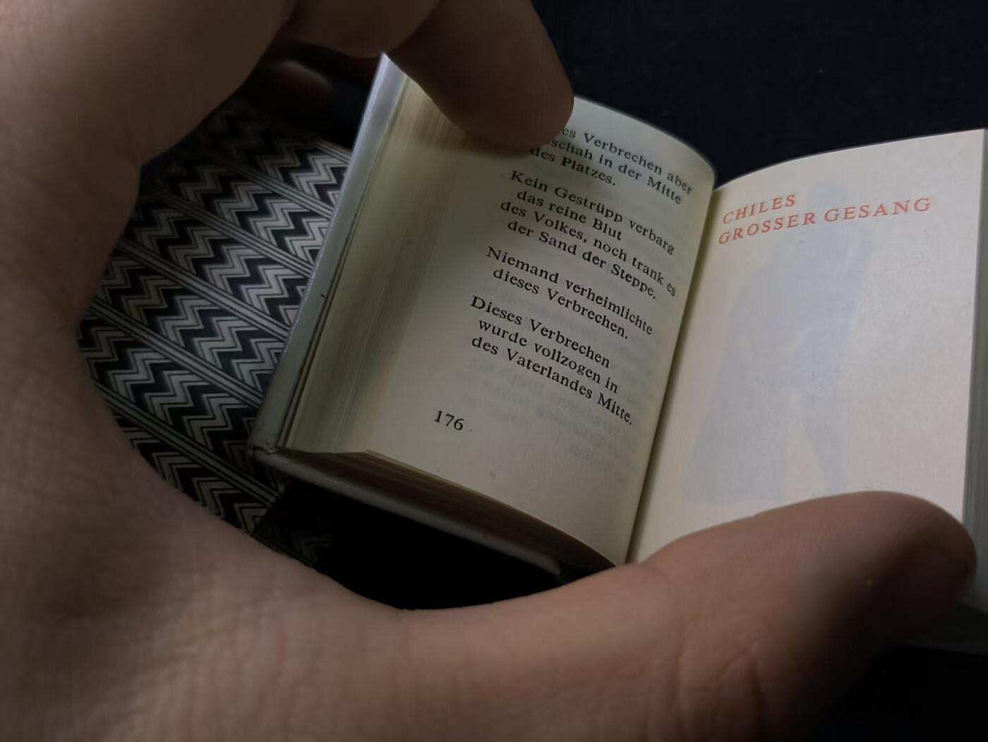 （店主清仓 大量自藏 制服徽章盛宴）罗岚⭐爱藏⭐甄选专拍第五场-分享拍场赚佣（实体经营） 民主德国《巴勃罗·聂鲁达—诗集》袖珍口袋书 精装版赠友佳品