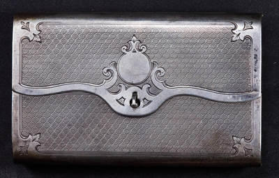 【俄甄集藏】马年新春第一拍 2026年(048)02-25星期三 晚 19:30 全场包邮 - 沙俄19世纪内镀金古董刻花银质雪茄烟盒，长：122mm，宽：75mm，厚度：20mm，重量：181.84克，84戳记，含银量87.5%，俄系银器戳记为96进制，设计精美，有使用痕迹