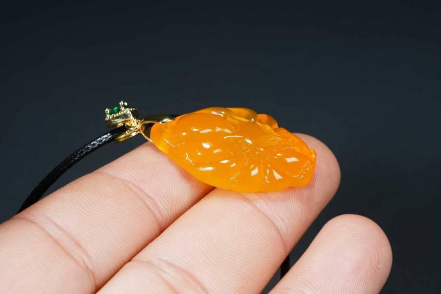 上海都达杂项专场十八（全场包邮） 天然黄玛瑙精雕《九尾狐》挂件附鉴定证书