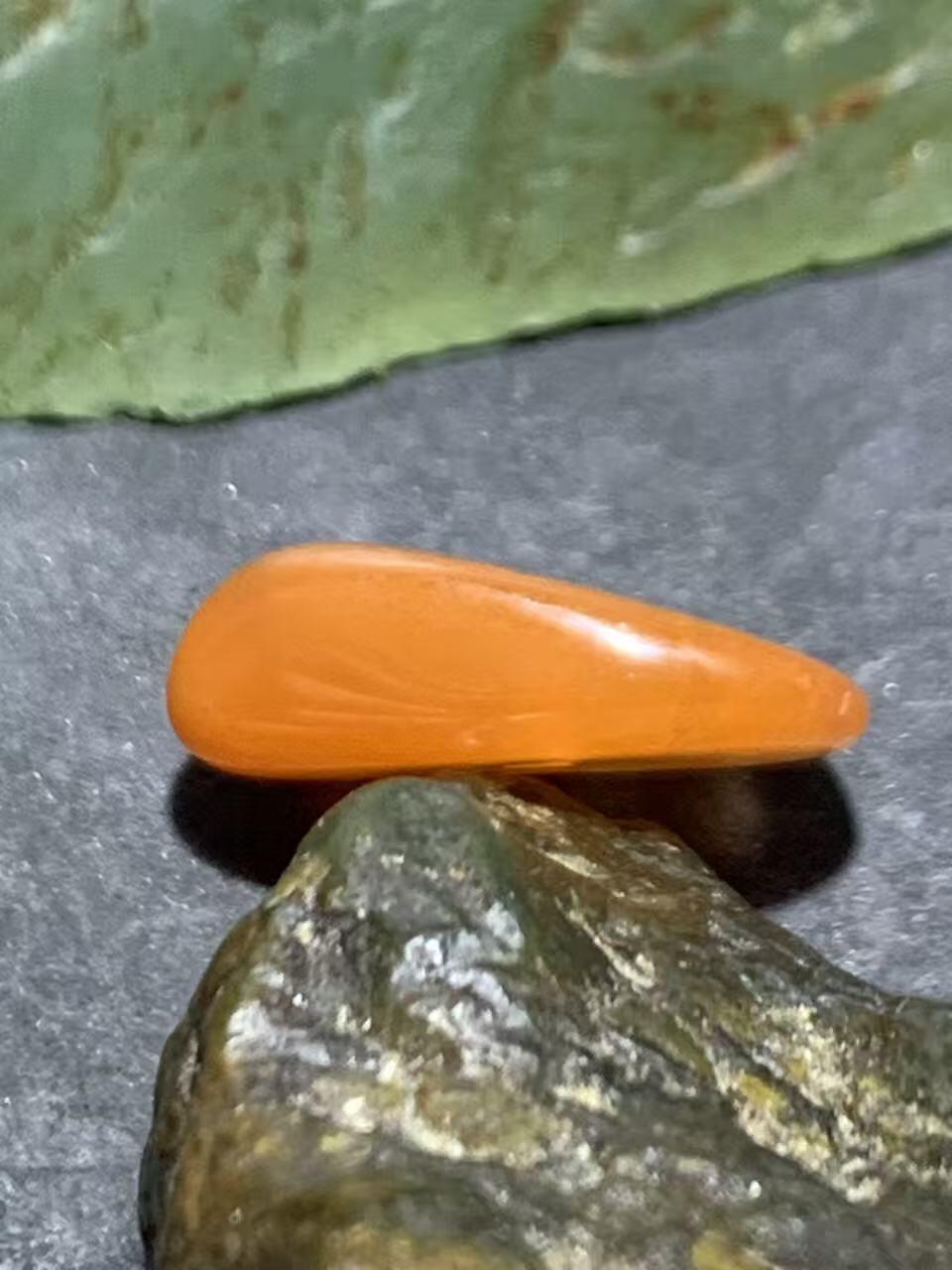 精美川料樱桃红南红玛瑙随形卡子一个，