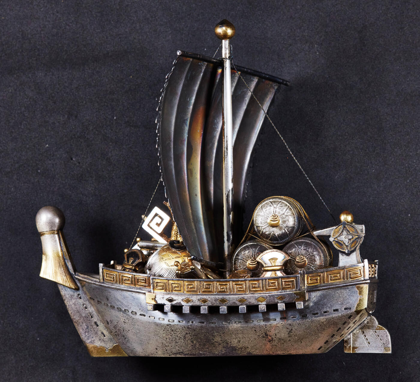 【俄甄集藏】马年新春第一拍 2026年(048)02-25星期三 晚 19:30 全场包邮 日本1960年代武比古名家作品传统银质鎏金宝船摆件，高：150mm，长：165mm，宽：65mm，重量：457.1克，925银，纯手工制作，工艺复杂，全品难得