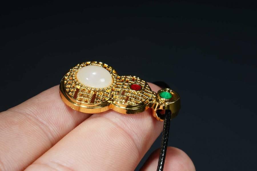 上海都达杂项专场十八（全场包邮） 天然镀金葫芦嵌和田玉蛋面挂件 附鉴定证书