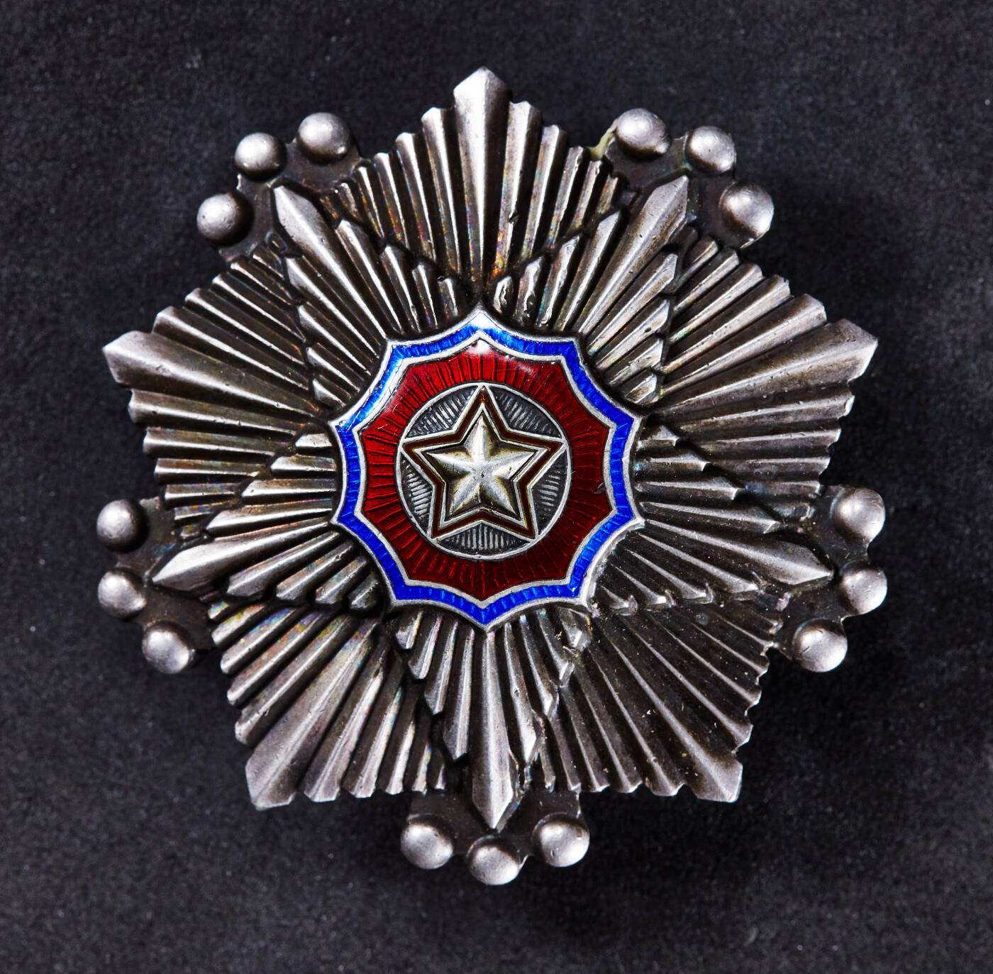 【俄甄集藏】马年新春第一拍 2026年(048)02-25星期三 晚 19:30 全场包邮 朝鲜三级国旗勋章，银质局部珐琅，大轮版，68013号，直径：50mm，重量：45.73克，保存完好，包浆亮眼