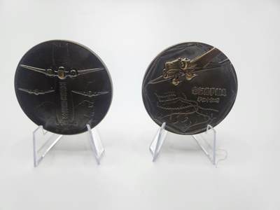 南水社第二次拍卖 日本七七事变纪念章牌一对（海军版陆军版）战后民造版本