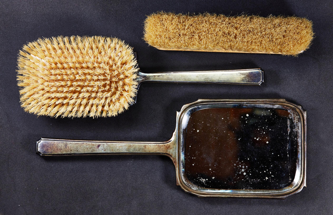 【俄甄集藏】马年新春第一拍 2026年(048)02-25星期三 晚 19:30 全场包邮 英国伦敦1936年Mappin & Webb（马平&韦伯）顶级珠宝制造商（劳力士手表特许经销商）出品，银质珐琅镶嵌古董毛刷、梳妆镜居家三件套，梳妆镜高：272mm，宽：100mm；长柄刷长：235mm，宽：70mm；无柄刷长：158mm，宽：37mm，总重量：509克，925银，设计精美，保存完好