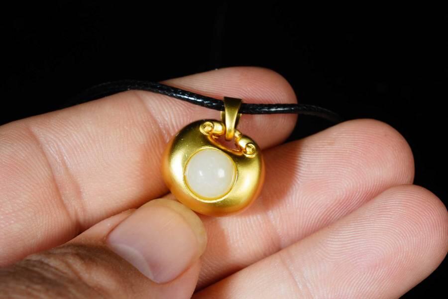 上海都达杂项专场十八（全场包邮） 天然镀金小胖福嵌和田玉蛋面挂件 附鉴定证书