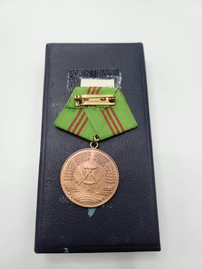 南水社第二次拍卖 民主德国 内务部忠诚服务奖章（铜级）带盒无略 品相如图