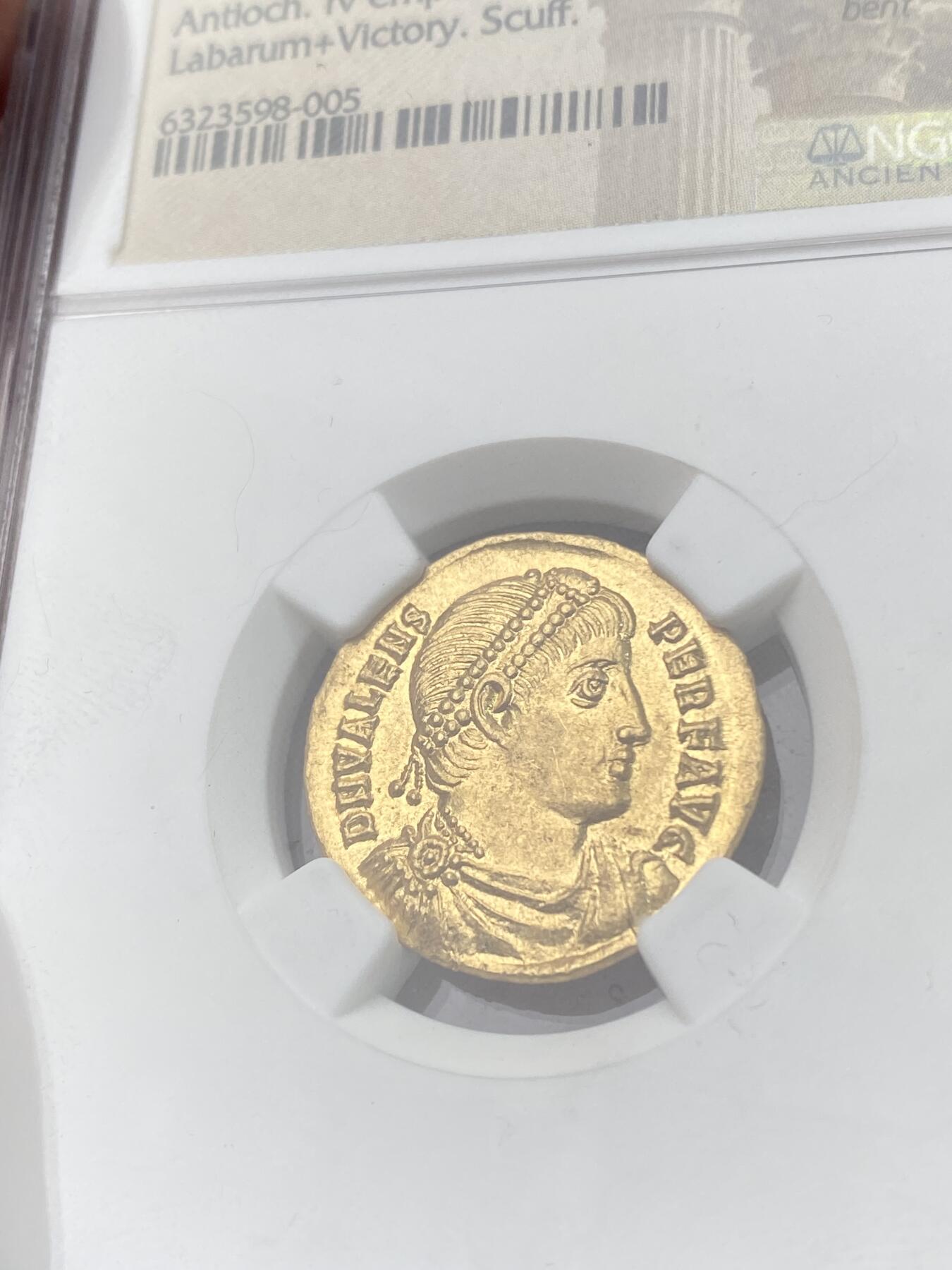 万国钱币拍卖第060期（万国六十期纪念大拍） NGC MS 古罗马帝国瓦伦斯索利多金币 头戴宝石皇冠的皇帝英姿飒爽 历经千年时光洗礼依旧金光熠熠 罗马帝国晚期高水平古典艺术的代表之作 4.45g高纯度古代金币 典藏级品质