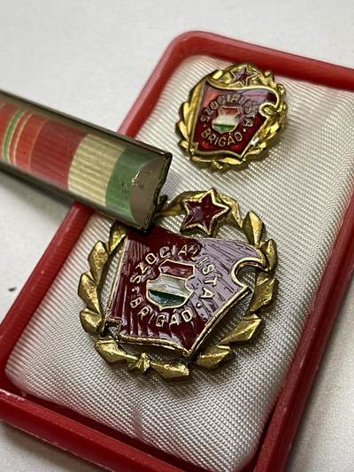 红色匈牙利华约时期原版金级建设旅劳模劳动模范国旗徽章略章（可交换朝鲜章） - 红色匈牙利华约时期原版金级建设旅劳模劳动模范国旗徽章略章（可交换朝鲜章）