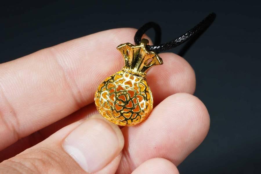 上海都达杂项专场十八（全场包邮） 天然镀金福袋嵌黄玛瑙蛋面挂件 附鉴定证书