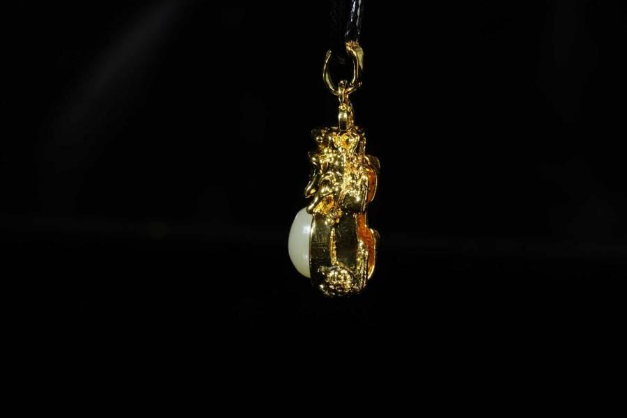 上海都达杂项专场十八（全场包邮） 天然镀金招财龙龟嵌和田玉蛋面挂件 附鉴定证书尺寸：3*1*1.1cm