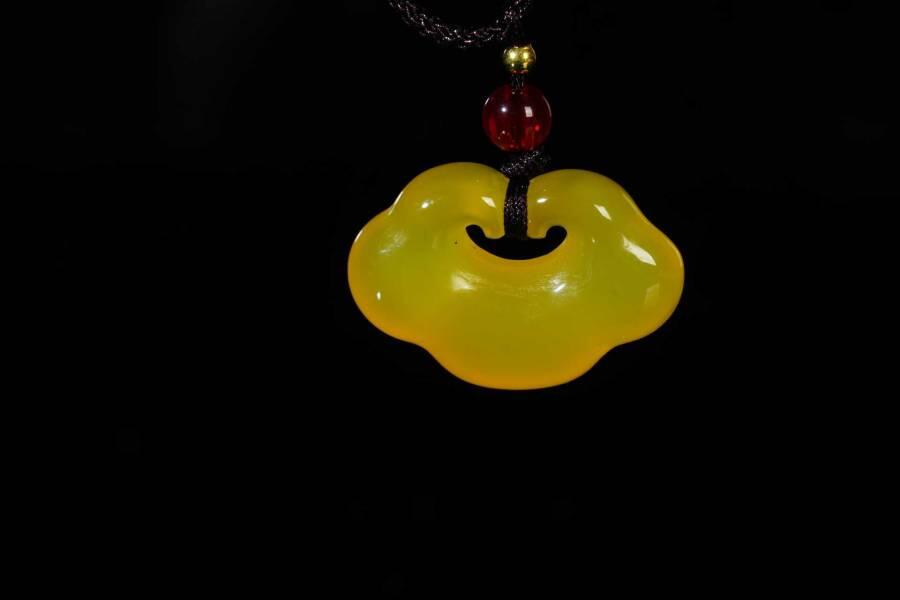 上海都达杂项专场十八（全场包邮） 天然黄玛瑙祥云如意锁挂件 附鉴定证书