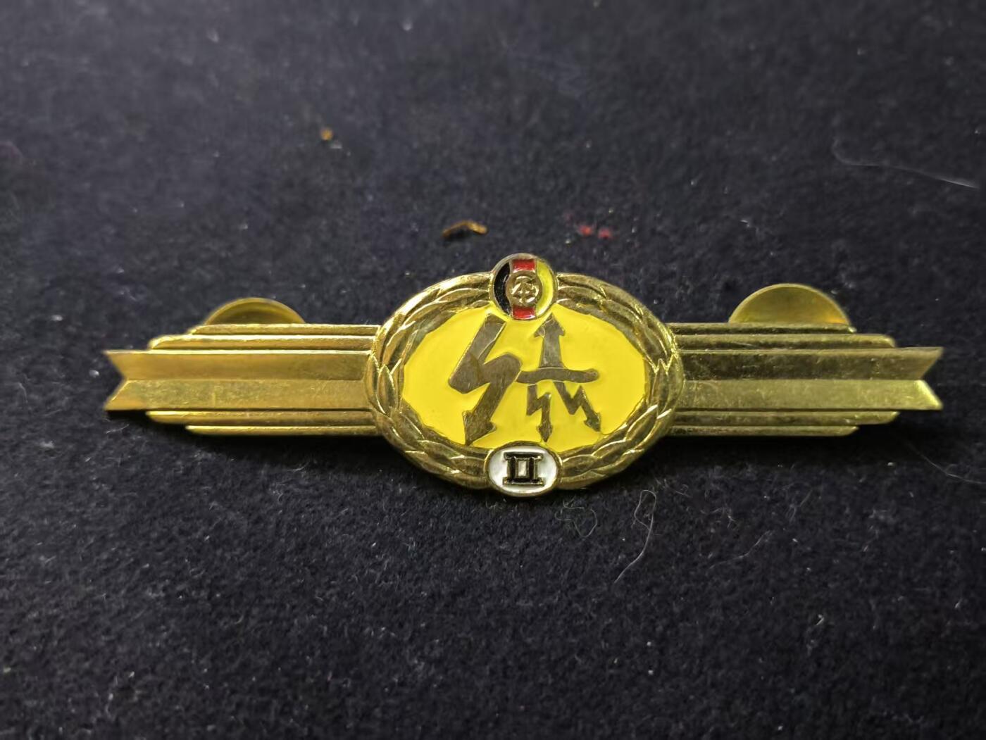 （店主清仓 大量自藏 制服徽章盛宴）罗岚⭐爱藏⭐甄选专拍第五场-分享拍场赚佣（实体经营） 民主德国人民军二级通讯技能章 好品带背轮出造型必备 美品