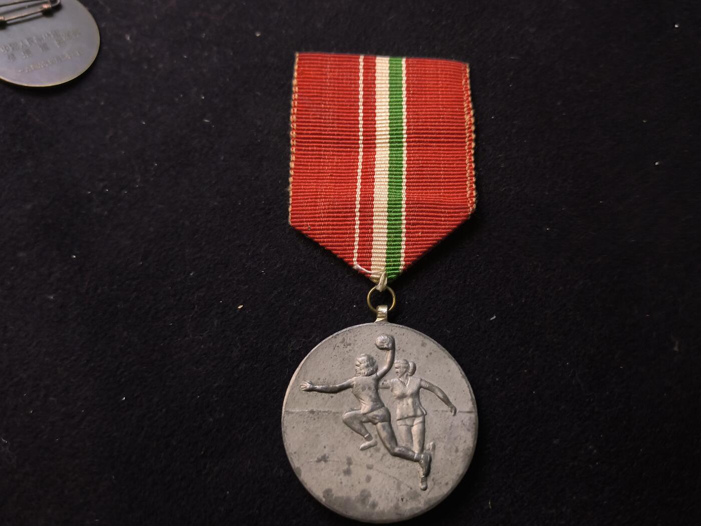 （店主清仓 大量自藏 制服徽章盛宴）罗岚⭐爱藏⭐甄选专拍第五场-分享拍场赚佣（实体经营） 匈牙利人民共和国1962首届布达佩斯国际手球锦标赛女子B组别亚军奖章  获得者包括Erzsébet Kocsis（后成为奥运冠军）