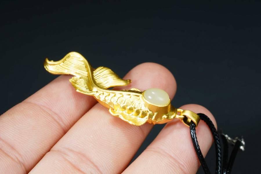 上海都达杂项专场十八（全场包邮） 天然和田玉蛋面小金鱼挂件 附鉴定证书