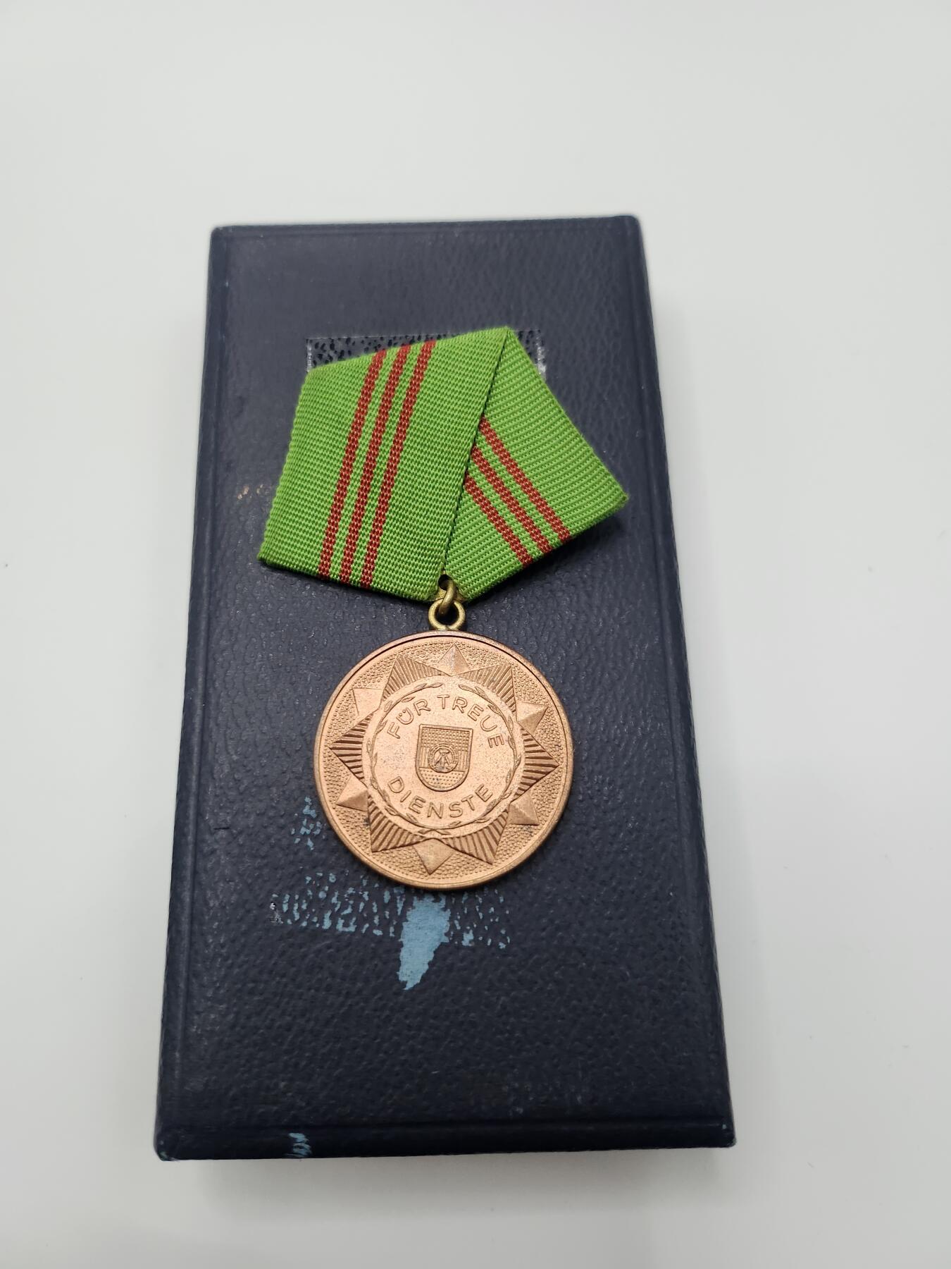 南水社第二次拍卖 民主德国 内务部忠诚服务奖章（铜级）带盒无略 品相如图