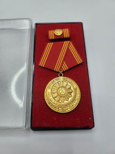南水社第二次拍卖 - 民主德国内务部30年忠诚服役金质奖章 完好品相 带盒略