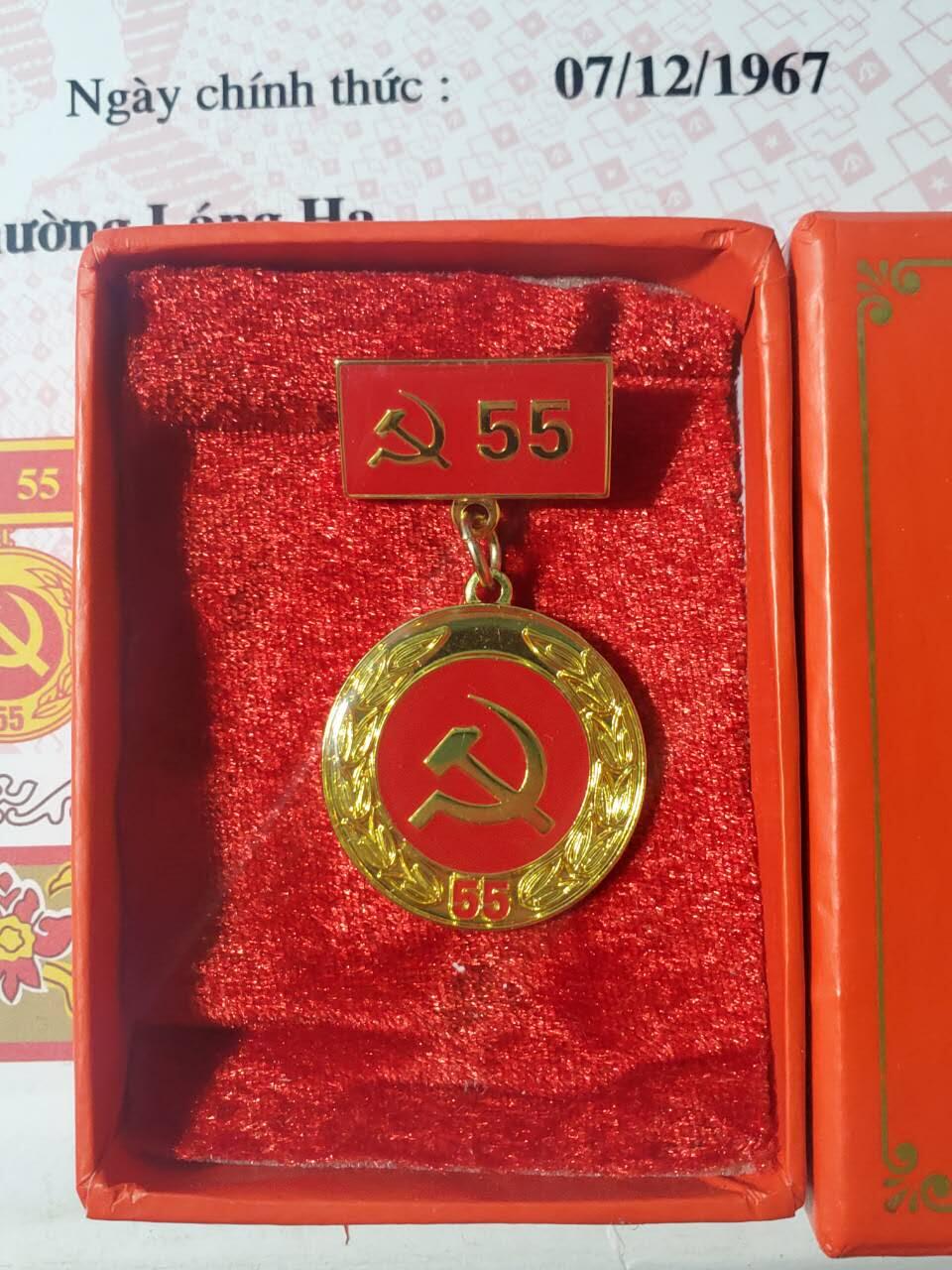 韵星假日军品类拍卖第三十九期暨默多克中校夫妇专场 -- Rimey Holidays Militaria Auction 39 & The Modoks Collection  越南社会主义共和国裴廷宜光荣在党五十年奖章带大证书一套 和为企业党建服务盒