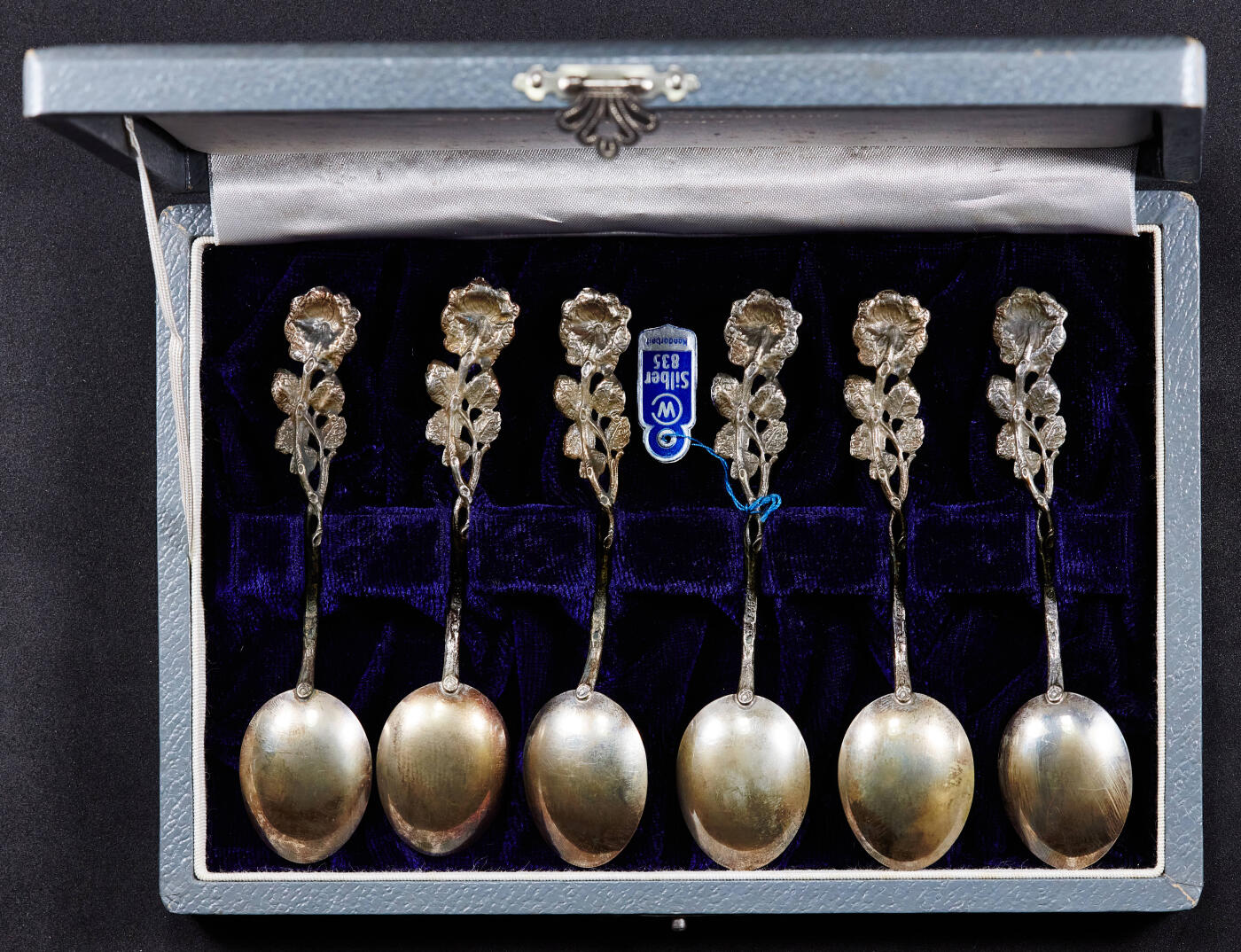 【俄甄集藏】马年新春第一拍 2026年(048)02-25星期三 晚 19:30 全场包邮 德国1970年代著名克里斯多夫·韦德曼银器公司出品“希尔德斯海姆”玫瑰柄经典设计银勺6支一套，原盒，单体长：109mm，总重量：53克，835银，保存完好