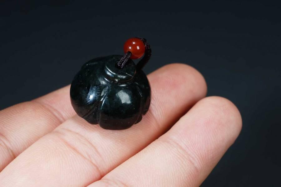 上海都达杂项专场十八（全场包邮） 天然和田玉青玉精雕《莲蓬》挂件 