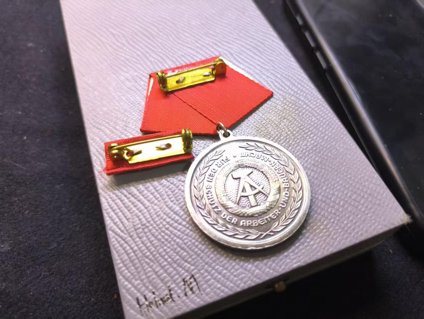 （店主清仓 大量自藏 制服徽章盛宴）罗岚⭐爱藏⭐甄选专拍第五场-分享拍场赚佣（实体经营） 民主德国Kampfgruppen der Arbeiterklasse-KdA（工人阶级战斗队）建立二十周年奖章（发放给当时的战斗队干部与官员，在工战队的地位类似建军20在苏联红军中）全套带原盒 背面带原主姓名